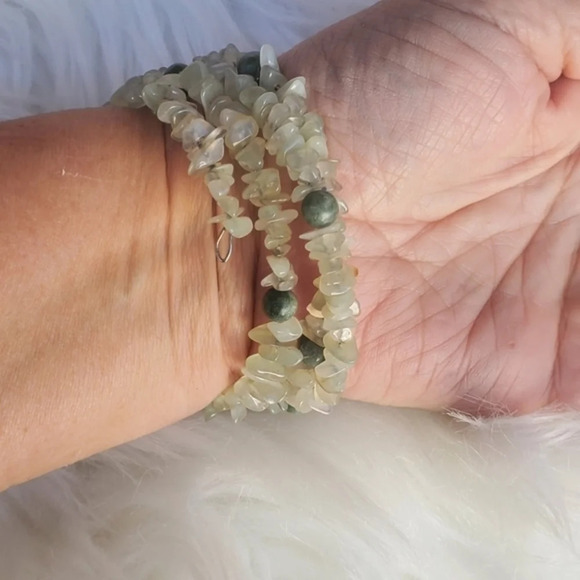 Wire strung prehnite and jade bracelet - Picture 5 of 6